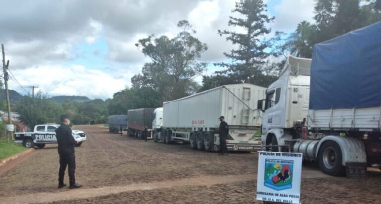 Policías retuvieron cuatro camiones que transportaban soja ilegal en Alba Posse