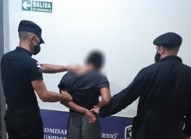 El Soberbio: joven caminaba con un arma en su poder, amenazó a policías y terminó preso