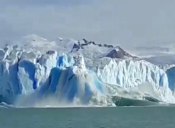 Impresionante desprendimiento de hielo en el Perito Moreno