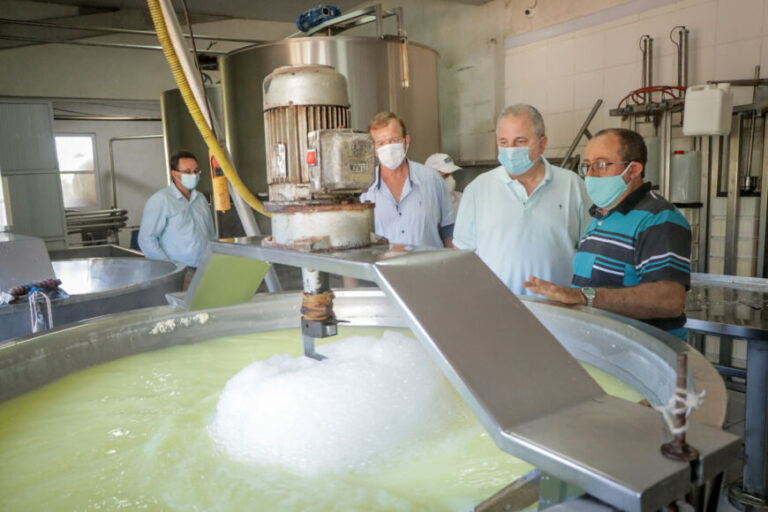 Passalacqua en su visita a cooperativa láctea de Colonia Aurora: "Hay que apoyar los emprendimientos misioneros"