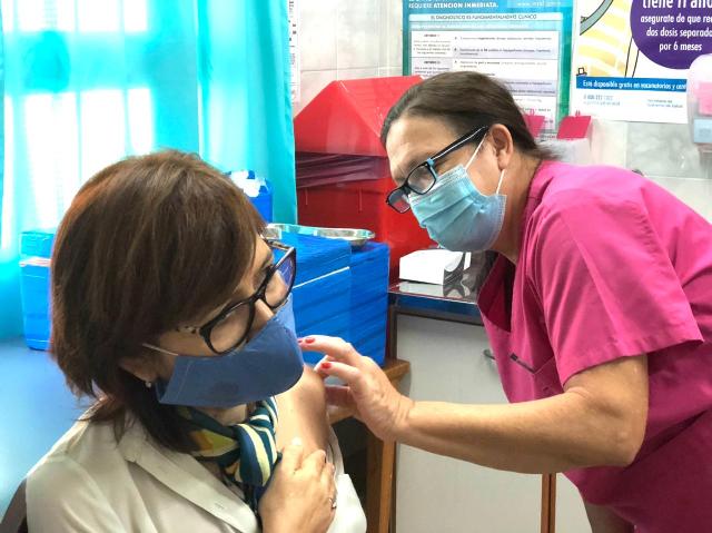 Misiones inició este martes la Campaña de Vacunación Antigripal inmunizando al personal de Salud
