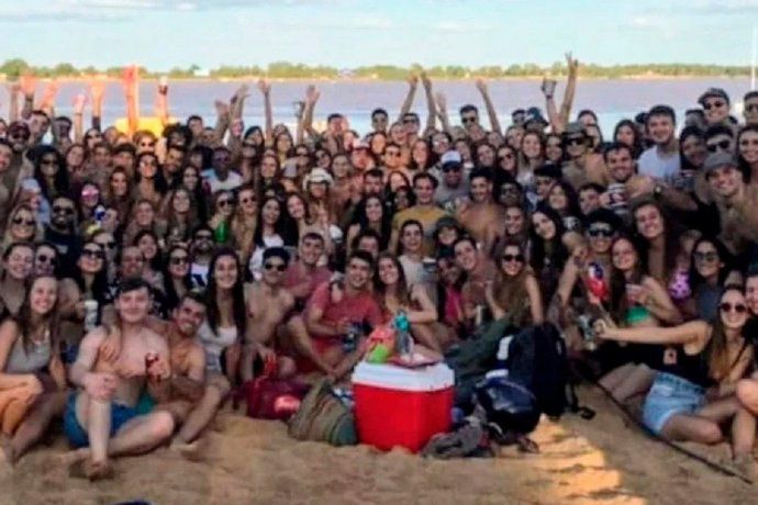 Escándalo en Rosario: 200 estudiantes de medicina hicieron una fiesta clandestina en la playa