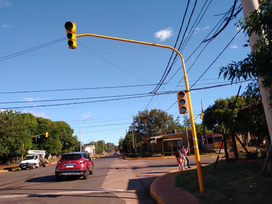 Instalaron un nuevo semáforo en Santa Cruz y Aguado de Posadas 2 4 - Semaforo 1 - 3