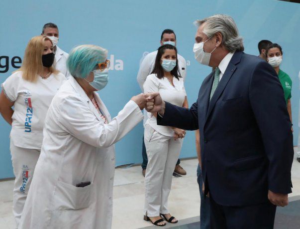 Fernández anunció un bono de $6.500 para el personal de salud durante tres meses