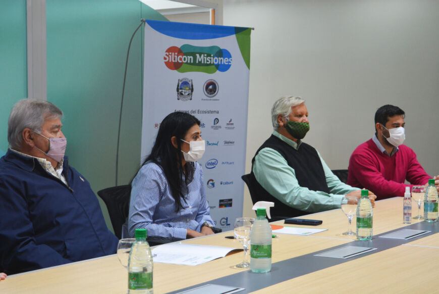 Firma de convenio entre Apicofom y Silicon Misiones para generar alianzas de trabajo de cooperación