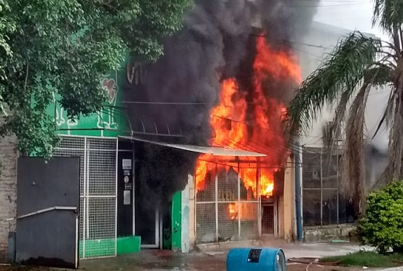 Incendio consumió dos locales comerciales en Ituzaingó