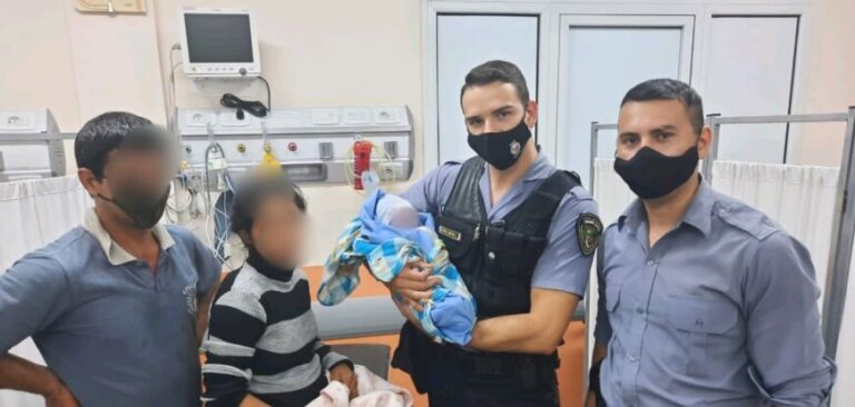 Pueblo Illia: una madre fue asistida por policías y dio a luz a un niño en un móvil