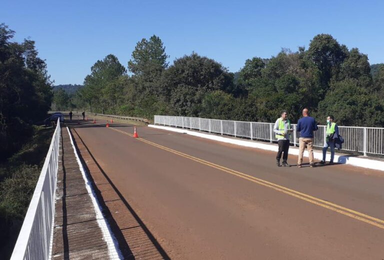 Evalúan el estado de un puente de la ruta provincial 2, que preventivamente se mantiene cortado