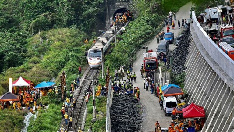 Al menos 48 muertos y 60 heridos tras descarrilar un tren en Taiwán