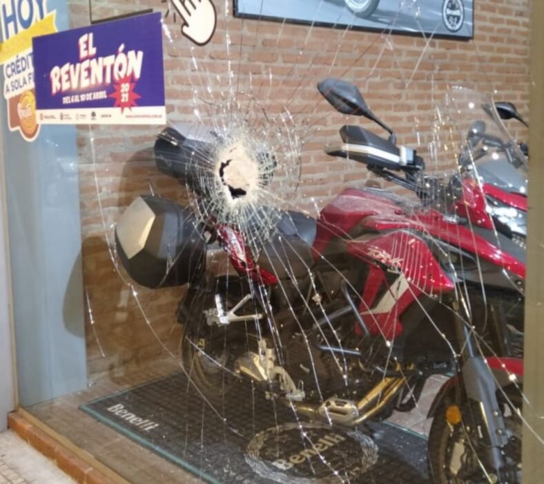 Destrozó vidrieras en Posadas y lo detuvieron