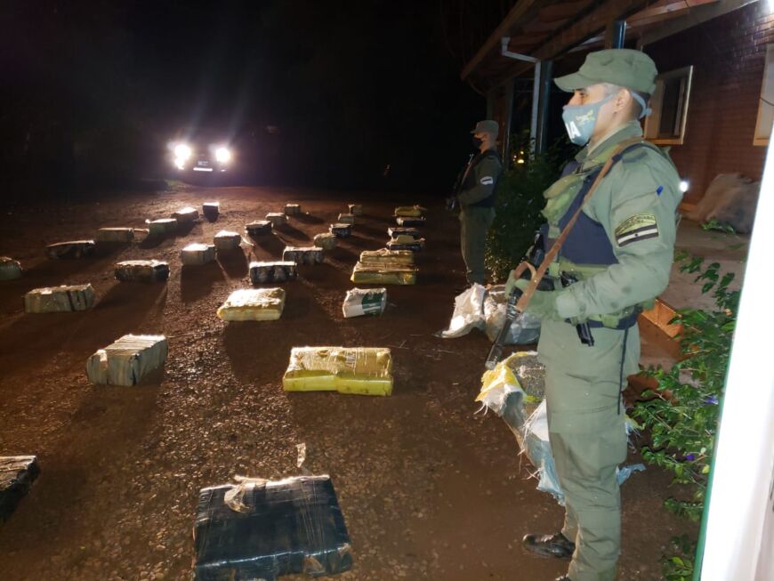 Decomisaron casi una tonelada de marihuana acopiados entre la maleza