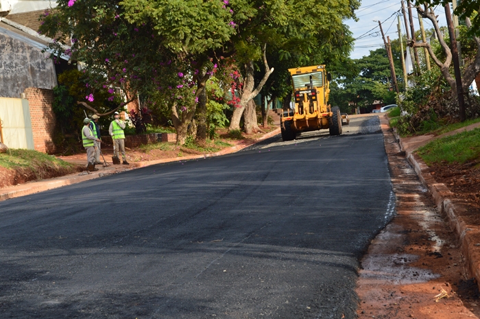 Posadas: avanzan las obras de asfaltado en diversos barrios