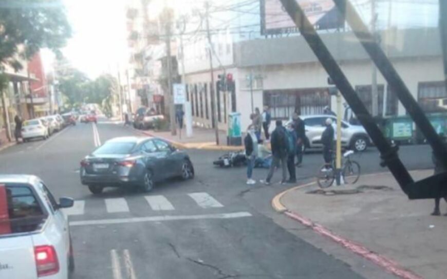 Chocaron un automóvil y una moto en pleno centro de Posadas