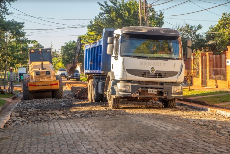 Municipales ejecutan obras de cordón cuneta y asfalto en el barrio Itaembé Miní de Posadas