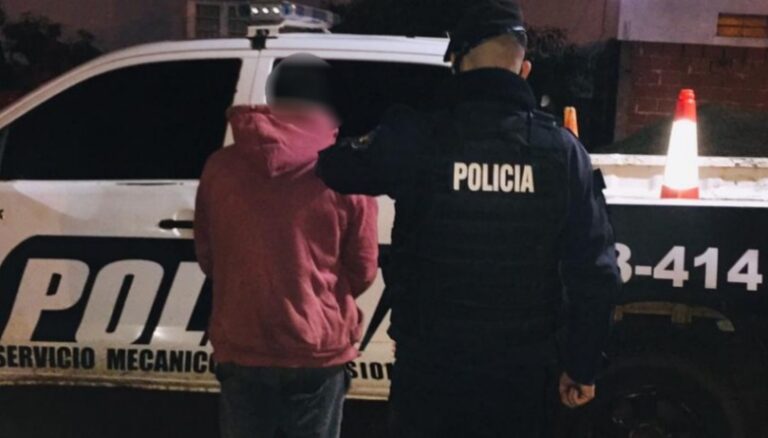 Joven atacó a piedrazos a policías, los amenazó con un cuchillo y terminó detenido en Candelaria