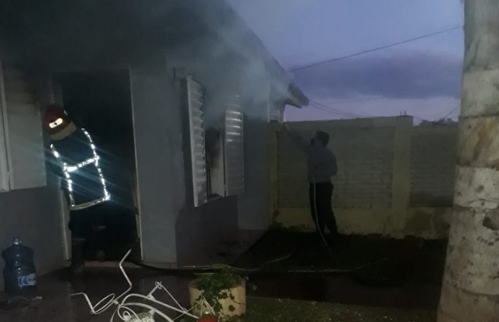 Rescataron a una mujer en medio del incendio de una vivienda en Posadas