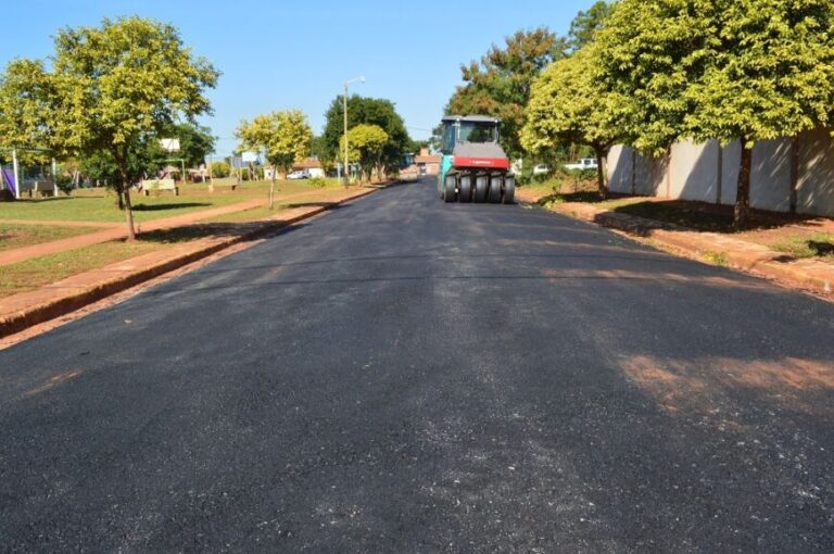 Continúan los trabajos de asfaltado y bacheo en Itaembé Miní