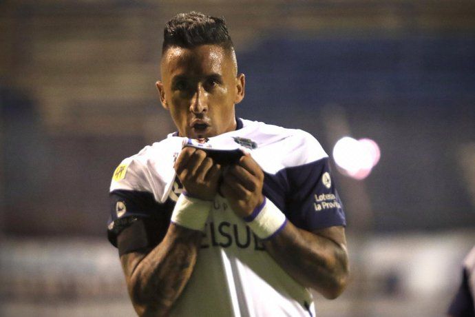 Boca quiere sumar a Lucas Barrios