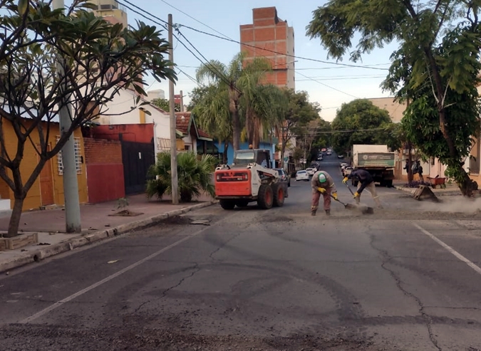 Municipales realizaron trabajos de bacheo en calles del barrio Villa Sarita y el centro de Posadas