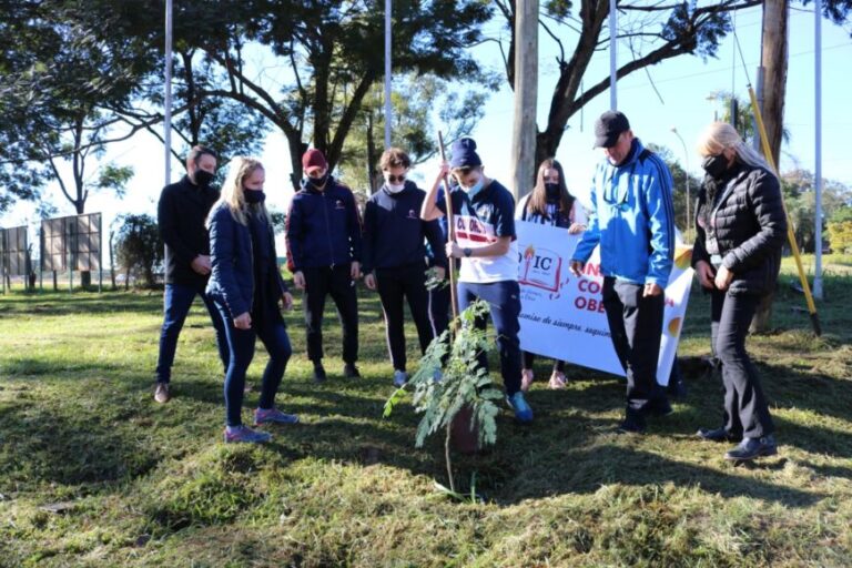 Estudiantes obereños plantaron árboles en el Parque de las Naciones