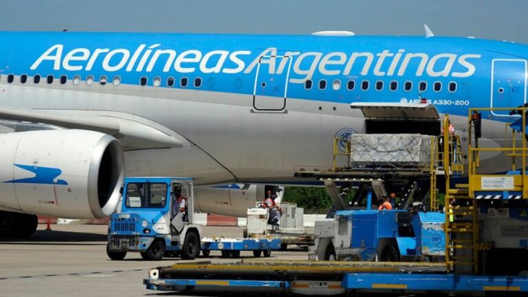 Arribó a la Argentina otro avión con 200 mil dosis de AstraZeneca y partió un nuevo vuelo a Moscú