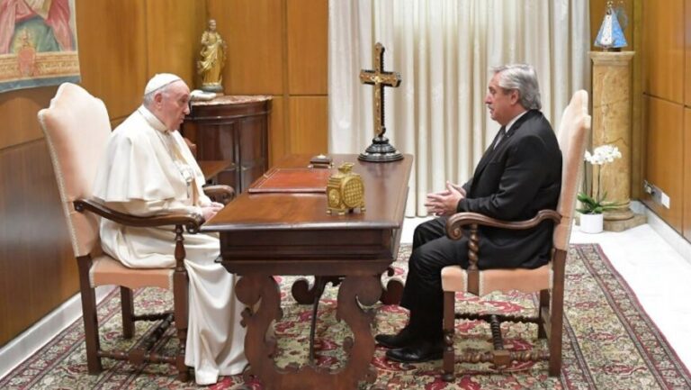 Fernández se reunió a solas con Francisco en el Vaticano