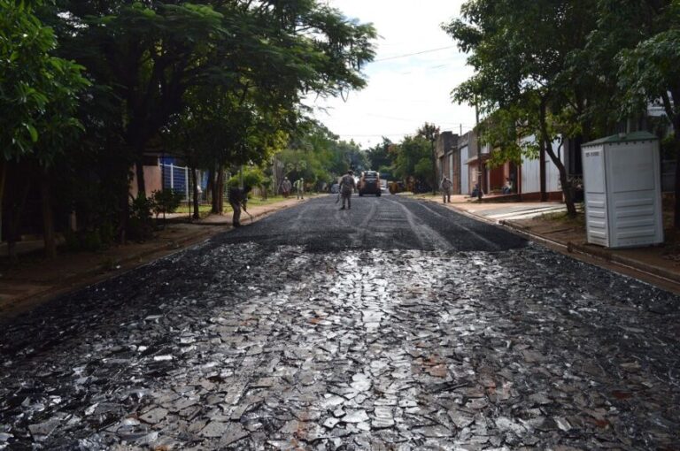 Avanzan las obras de asfalto sobre empedrado en barrios posadeños