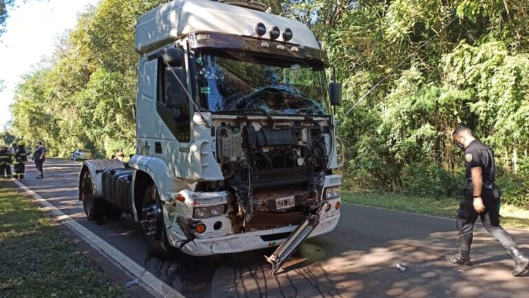 Colisión entre un camión y un automóvil en Iguazú: solo daños materiales