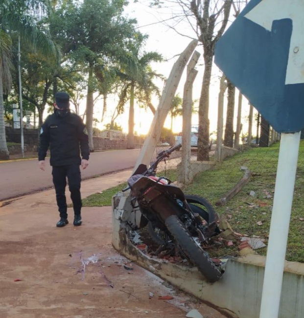 Despiste en Campo Grande: murió un motociclista y su acompañante está grave