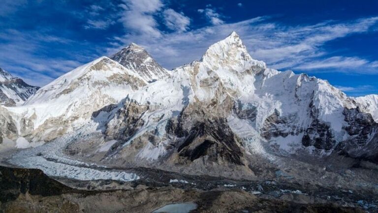China suspendió expediciones al Everest para evitar contagios por coronavirus