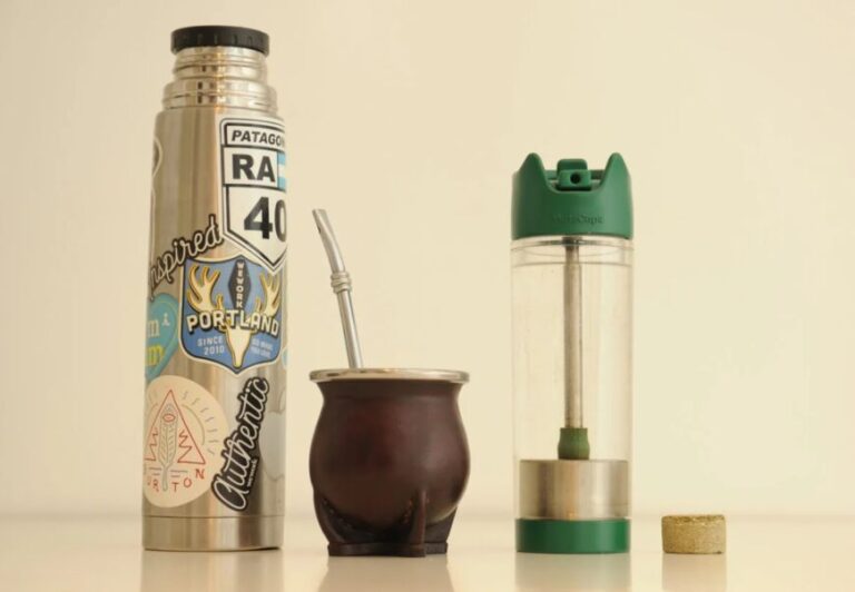 Jóvenes argentinos inventaron una botella para tomar mate sin bombilla y la venden en 47 países