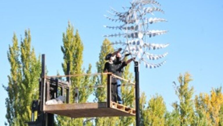 Mendoza: bajaron una escultura metálica cinética por ser plagio a artista estadounidense