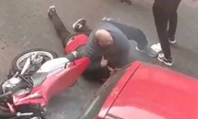 Buenos Aires: vecinos atraparon a dos motochorros y le dieron una brutal golpiza