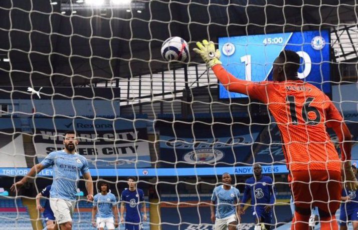 Agüero falló un insólito penal y pidió disculpas