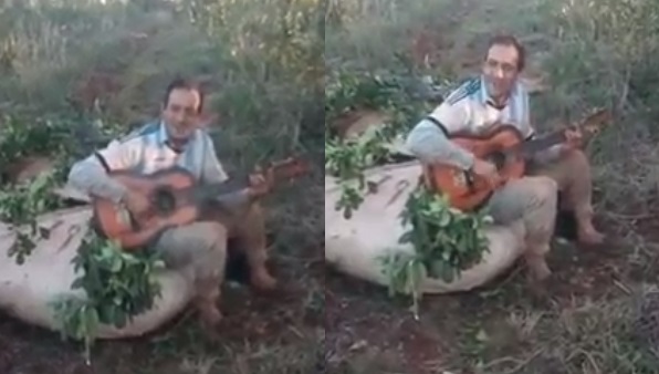 El tarefero que se volvió viral luego tomarse un descanso, cantar con guitarra en mano y sentado en un raído