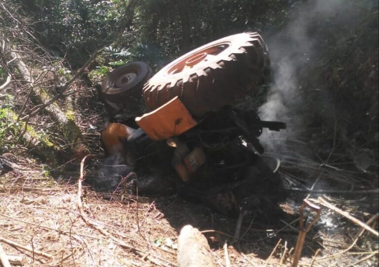 Un joven falleció tras volcar con un tractor en el paraje 20 de Junio de Piñalito Norte