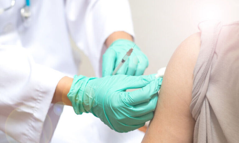 Vacunación a docentes contra el Covid-19: aquí el listado de turnos asignados para este jueves