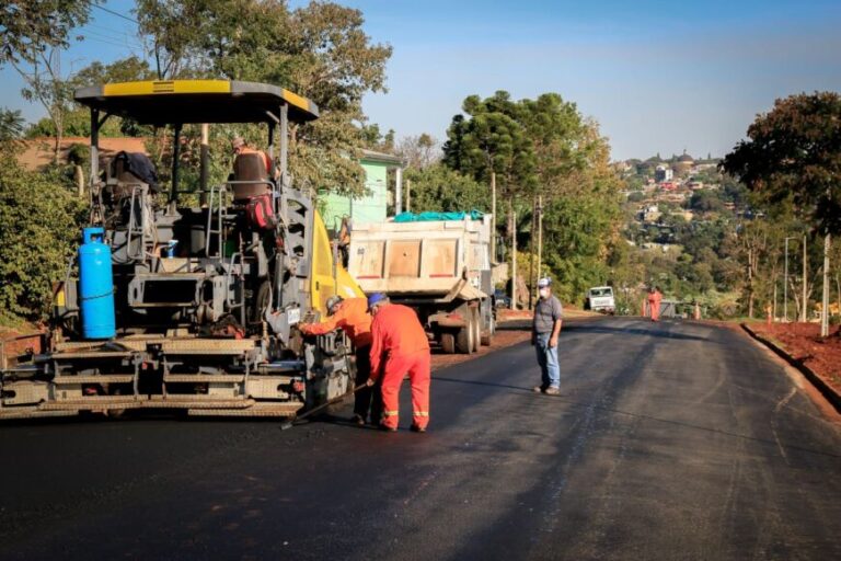 Oberá: avanza la obra de asfaltado en la avenida Picada Vieja