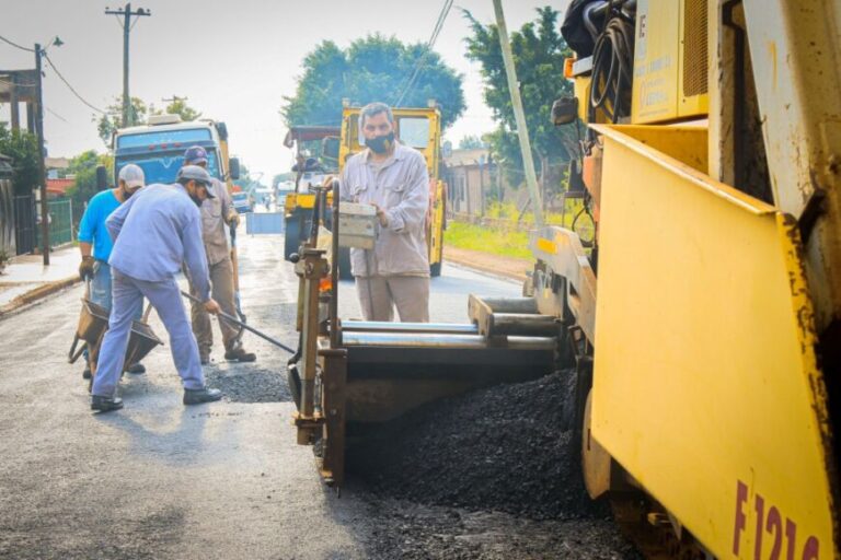 Vialidad provincial intensifica trabajo de asfalto sobre empedrado en Garupá