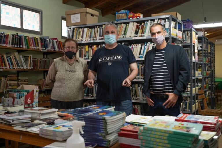 Entregaron libros a las autoridades de la Biblioteca Popular "Mejor Pasar"  de Gobernador López