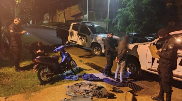 Jóvenes escapan con una moto robada, fueron captados por las cámaras y terminaron detenidos en Posadas