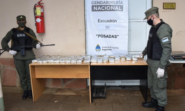 Gendarmes incautaron más de 20 kilos de marihuana ocultos en una encomienda en Posadas