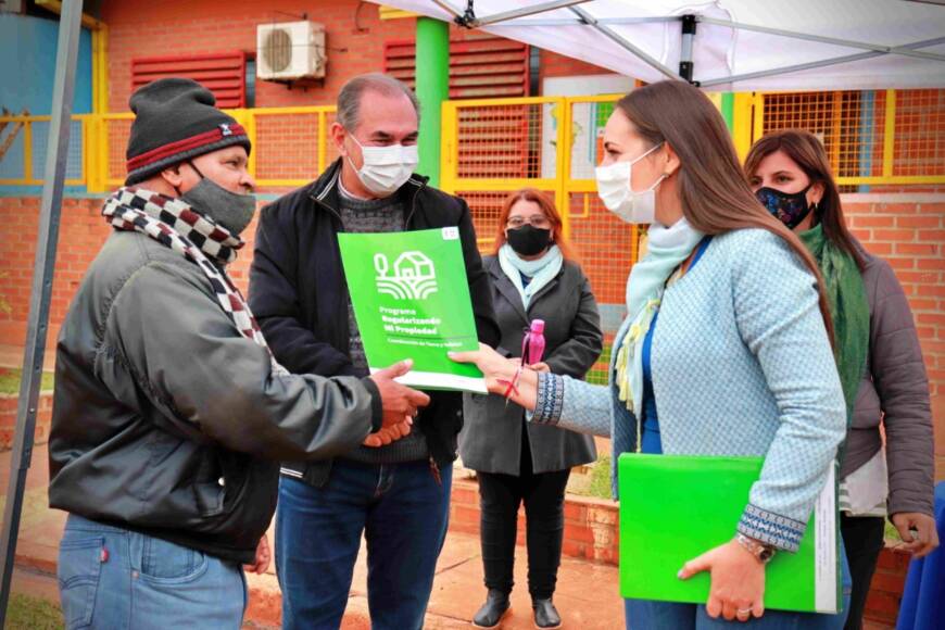 “Regularizando mi Propiedad”: más de 100 familias ya recibieron sus permisos de ocupación 2 4 - Titulo de propiedad 2 - 3