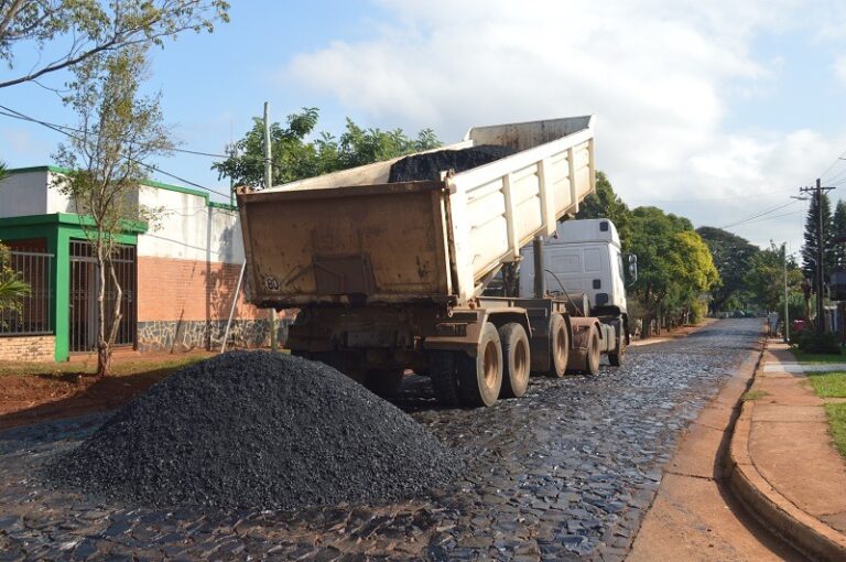 Concretan trabajos de asfalto sobre empedrado en barrios posadeños