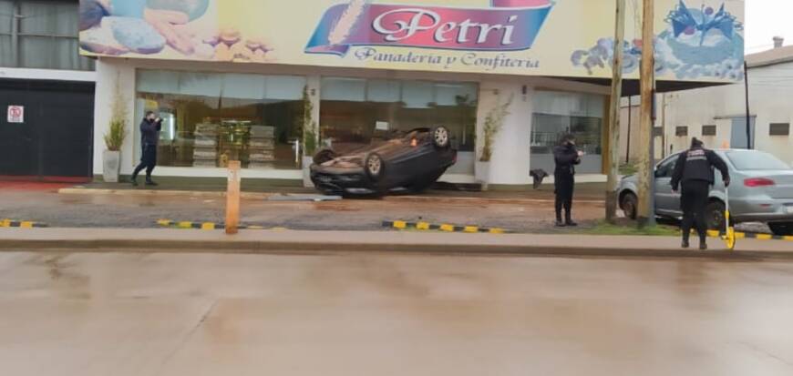 Zona Fátima: así fue el vuelco del auto que casi termina dentro de una panadería