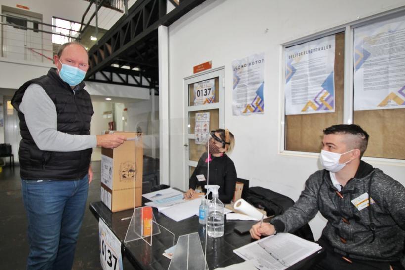 #EleccionesenMisiones: Votó el “Colo” Vancsik y aseguró a pesar de la lluvia “hay buena concurrencia”