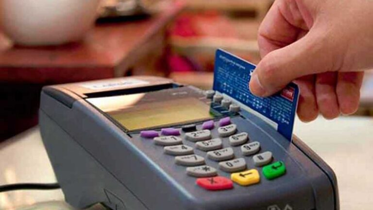 Compras con tarjeta de débito: aumentan los reintegros a jubilados y familias que cobran subsidios