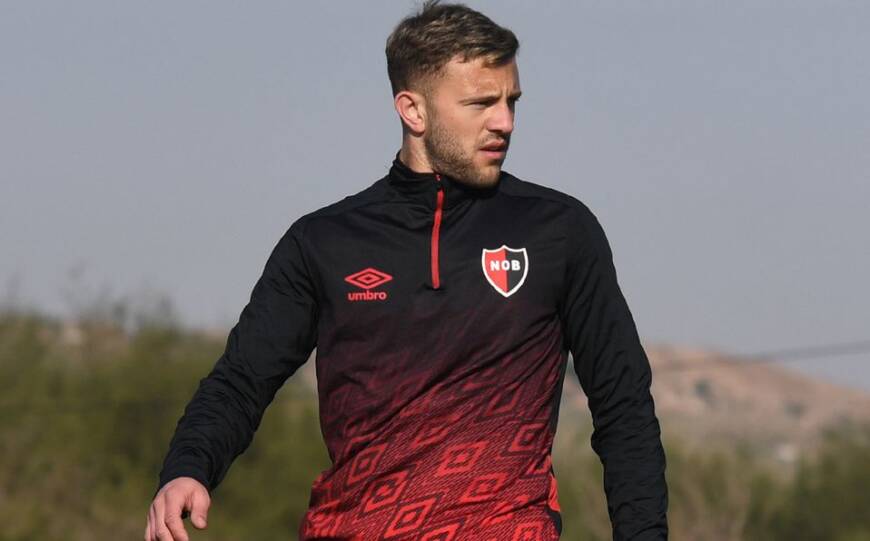 Un jugador de Newells violó las restricciones y chocó con su auto a un policía
