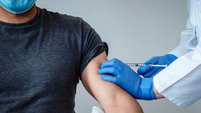 Un cordobés asegura que luego de vacunarse contra el Covid-19 se le achicó el pene