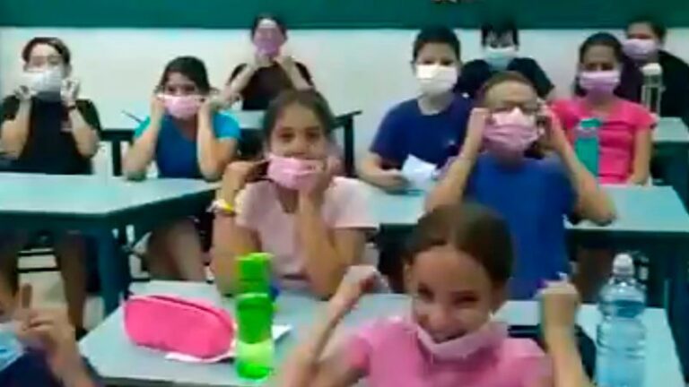 Israel: la alegría de un grupo de niños al enterarse que pueden dejar de usar barbijo en el aula